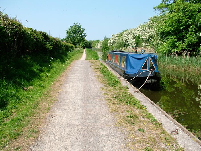 Note towpath which drastically reduces in width