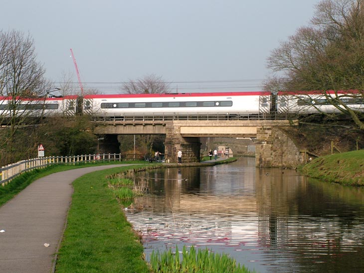 Virgin train on unnamed bridge (Bridge 97)