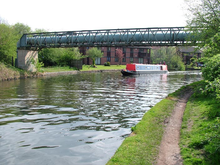 Pipe bridge and narrow boat