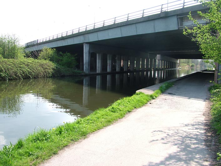 Ugly M60 motorway bridge (Bridge 37)