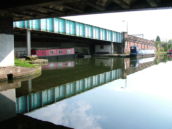 A boat moored next to Timperley bridge (Bridge 33)