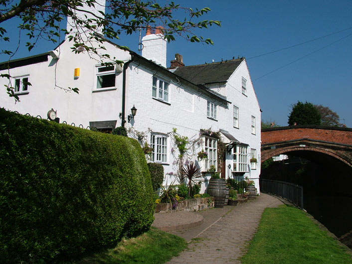 Nice house by Lymm bridge (Bridge 23)