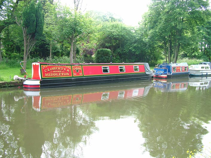 A long and a not so long narrow boat