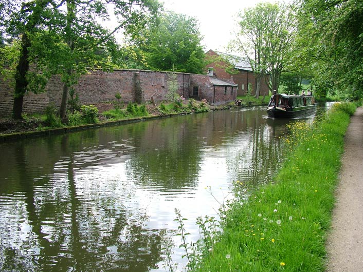 A narrow boat at Moore