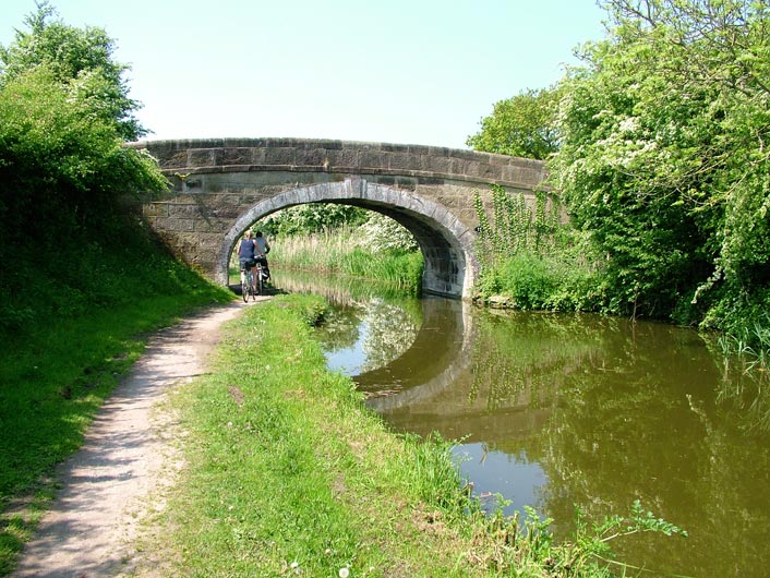 Cyclists at Quaker's bridge (Bridge 19)