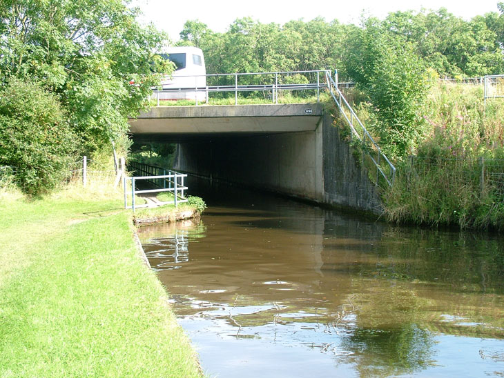 Bridge 129B, a long and low bridge for the A60(M)